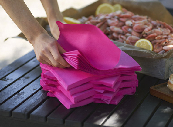 Fuchsia tissue napkins for outdoor dining